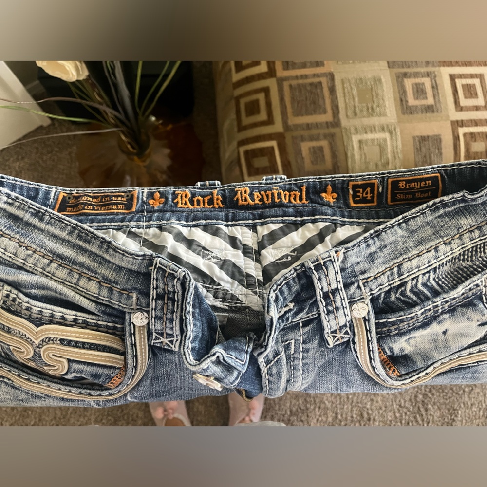 Men’s Rock Revival Jeans. Lightly worn jeans, non-smoking home , no stains.